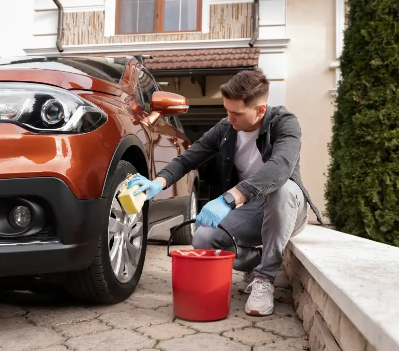 Lavage auto à domicile Nalliers : professionnel intervenant sur un véhicule